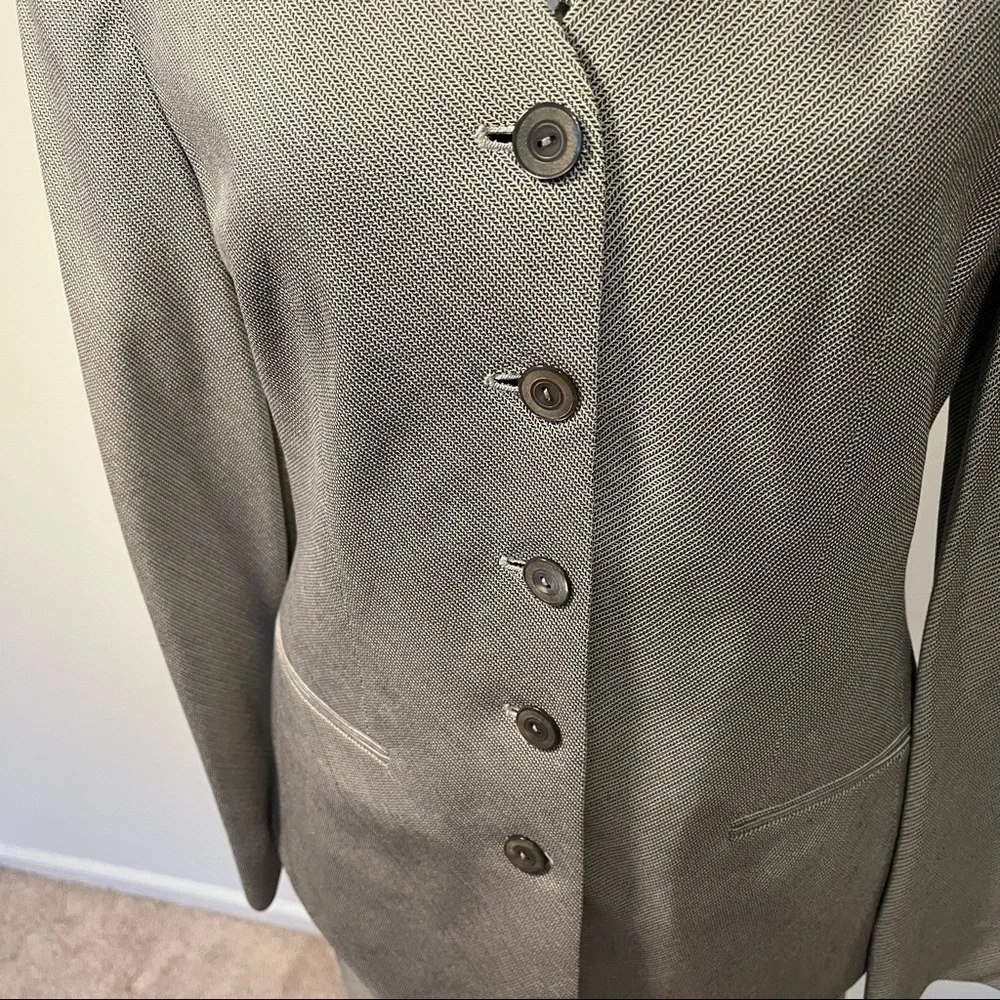 Vintage Yansi Fugel 2-piece suit, classy, front button closure. Size 6